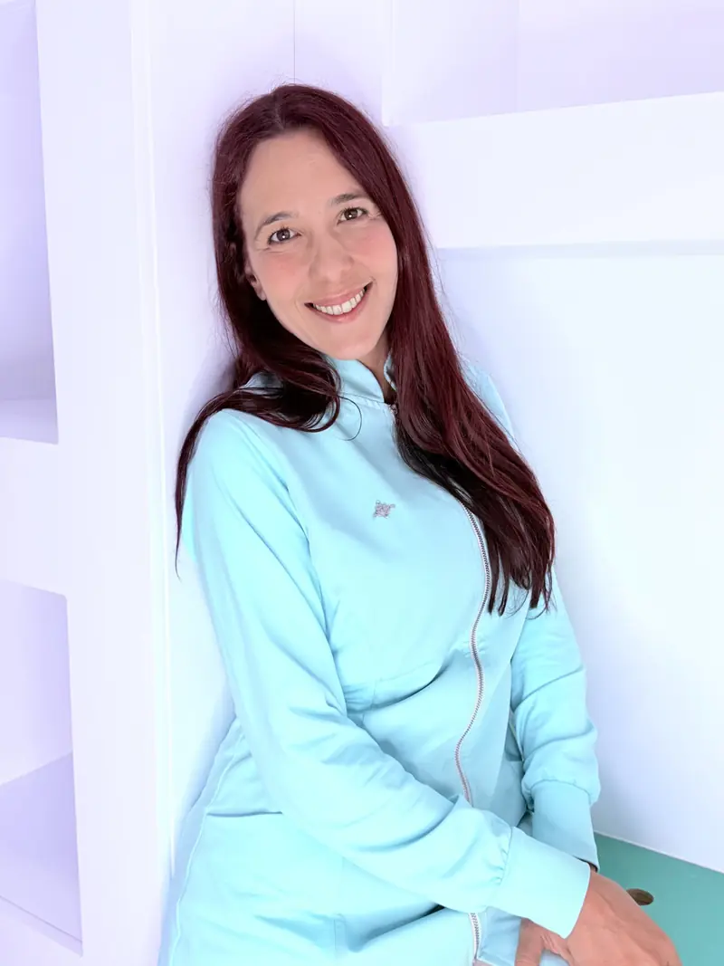Fernanda Dresch sentada e sorrindo